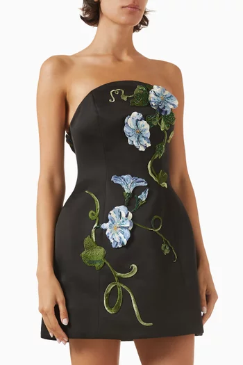 فستان زاريا قصير بتصميم صدرية ورقع زهور مطرزة