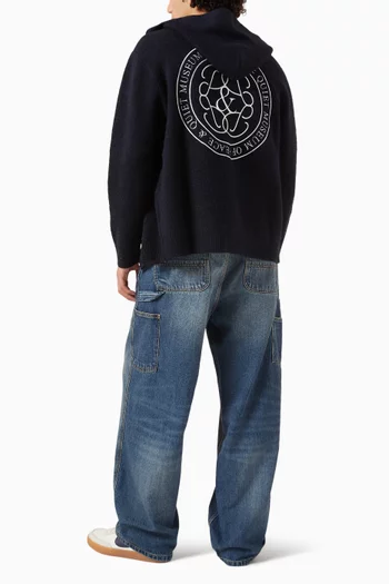 كنزة بغطاء رأس وسحّاب وشعار الماركة نسيج موهير