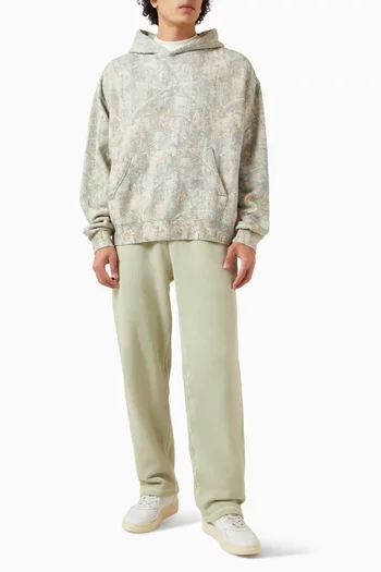 كنزة بغطاء رأس وتصميم ممزق بنقشة مموهة وشعار الماركة قطن