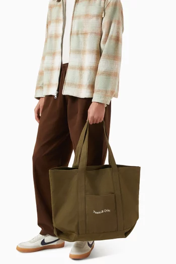 حقيبة يد بتصميم قارب بشعار الماركة الشهير قنب