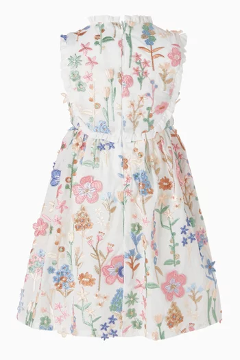 فستان طويل مزين بتطريزات زهور