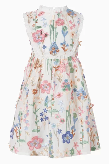 فستان طويل مزين بتطريزات زهور