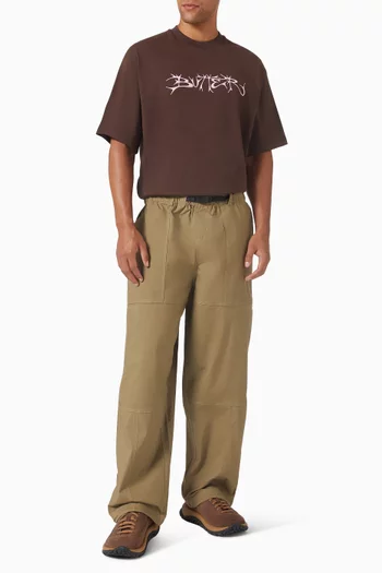 تي شيرت بطبعة شعار الماركة بخط يدوي قطن