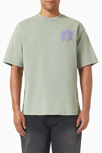 تي شيرت بطبعة آثار أقدام قطن