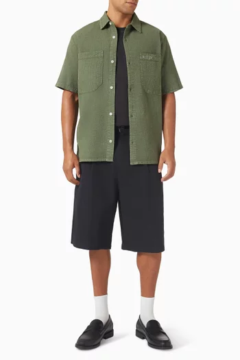 شورت برمودا بطيّات وقصة ساقين واسعتين