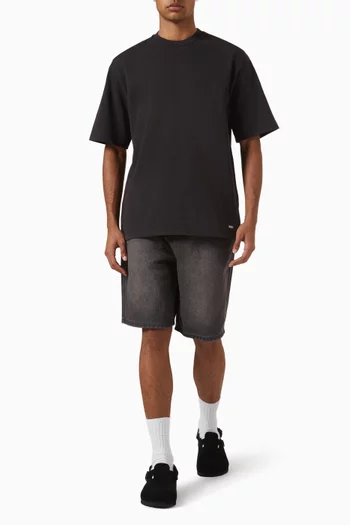 تي شيرت بيزك بطبعة شعار الماركة قطن