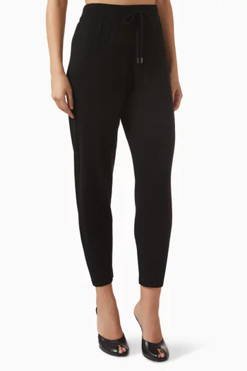 بنطال بقصة تضيق باتجاه الأسفل برباط تضييق