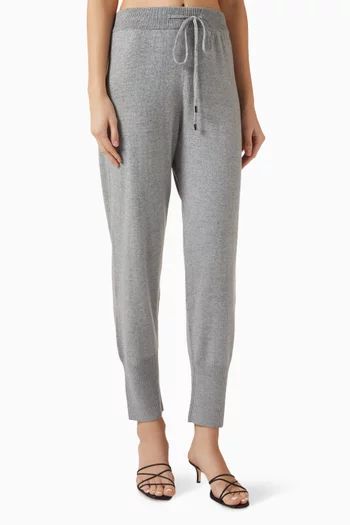 بنطال بقصة تضيق باتجاه الأسفل برباط تضييق