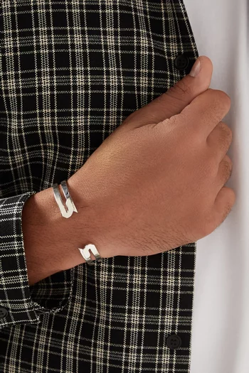 سوار مفتوح بتصميم حرف "ح" فضة إسترلينية