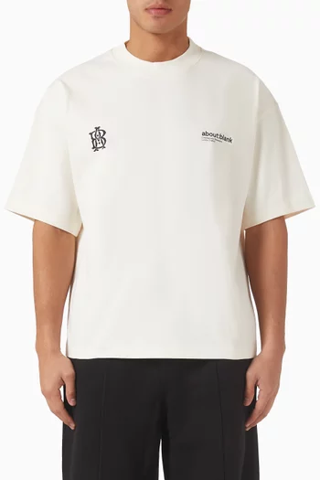 تي شيرت بطبعة مزدوجة لشعار الماركة قطن