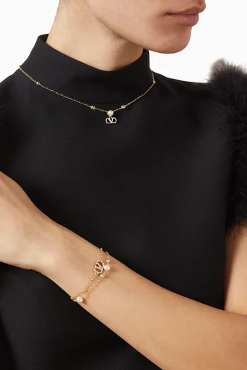 سوار بشعار حرف V مرصع بكريستال سواروفسكي معدن