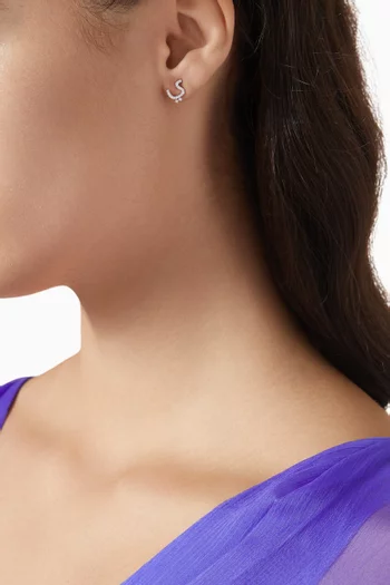 قرط منفرد بتصميم حرف عربي ي ذهب أبيض عيار 18