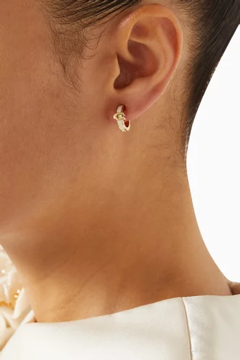 أقراط هاجي مطلية بالمينا بشعار الماركة نحاس مطلي