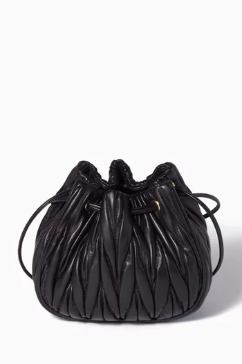 حقيبة صغيرة برباط تضييق وشعار الماركة جلد نابا مبطن