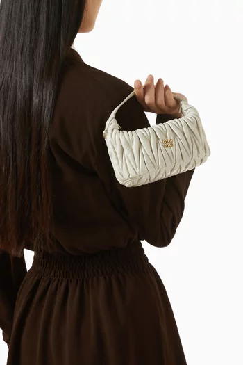 حقيبة صغيرة بشعار الماركة جلد نابا مبطن