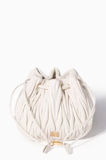 حقيبة صغيرة برباط تضييق وشعار الماركة جلد نابا مبطن