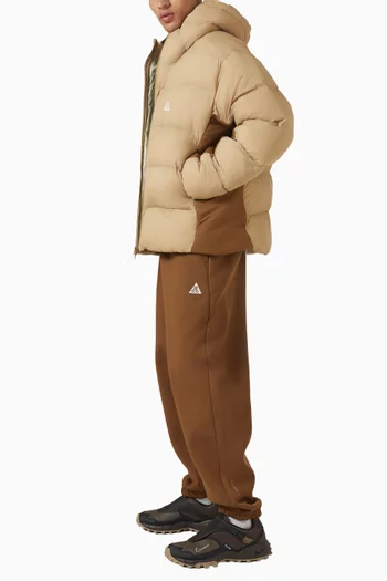 جاكيت لونار ليك فضفاض بغطاء رأس وحشو بريمالوفت بتصميم معالج بتقنية Therma-FIT ADV ضمن مجموعة ايه سي جي