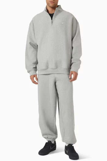 Solo Swoosh Cuffed Sweatpants in Fleece
