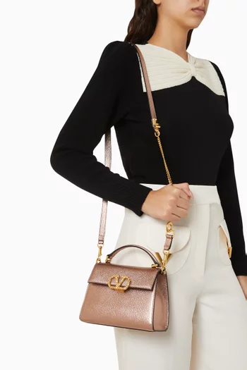 حقيبة يد ميني بشعار حرف V مرصع بأحجار كريستال جلد عجل لامع بارز الملمس