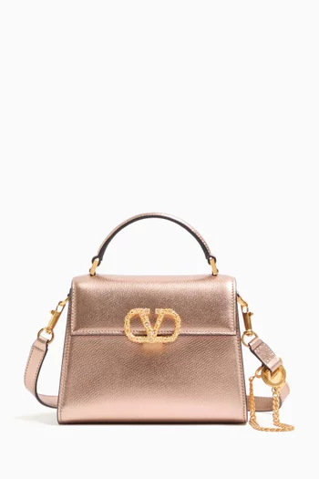 حقيبة يد ميني بشعار حرف V مرصع بأحجار كريستال جلد عجل لامع بارز الملمس