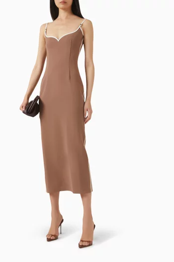 فستان بفتحة رقبة على شكل قلب وحلي معدنية قماش مقوى