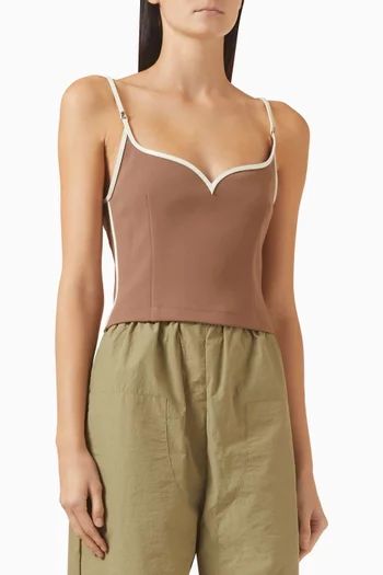 بلوزة بفتحة رقبة شكل قلب