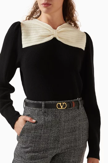 حزام بوجهين بشعار حرف V جلد عجل لامع