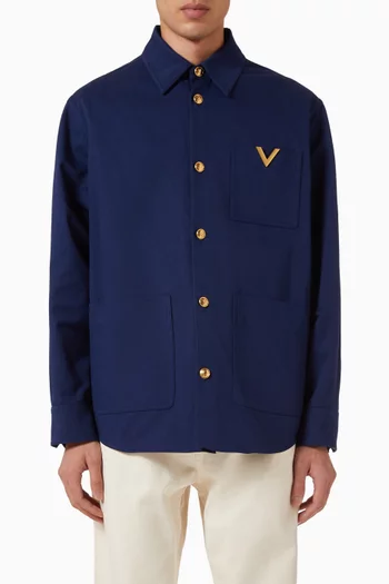 قميص بنمط جاكيت بحلية حرف V بلون ذهبي قطن غابردين