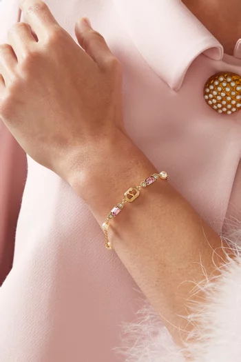 سوار بحلية بيضاوية بشعار حرف V مزين بلؤلؤ سواروفسكي معدن مطلي بلون ذهبي