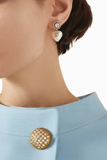 أقراط بشعار حرف V مرصعة باللؤلؤ