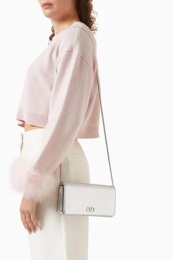 حقيبة كتف ميني بشعار حرف V جلد لامع