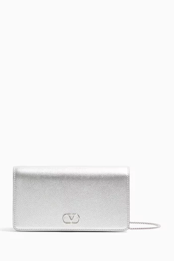 حقيبة كتف ميني بشعار حرف V جلد لامع