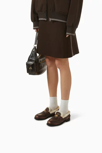 حذاء سهل الارتداء بشريط بيني جلد باهت وفرو