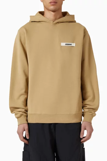 كنزة بغطاء رأس وشريط مضلع بشعار الماركة قطن عضوي