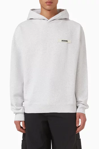 كنزة بغطاء رأس وشريط مضلع بشعار الماركة قطن عضوي