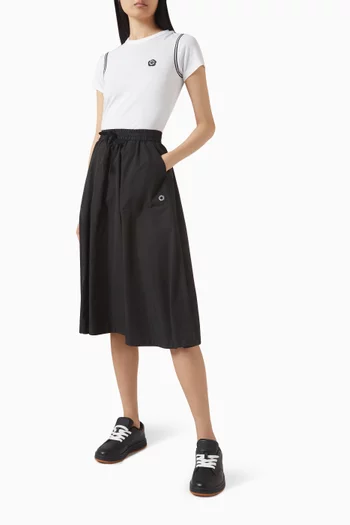 تنورة متوسطة الطول برقعة بشعار زهرة بوكي