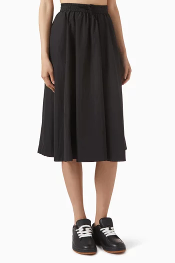 تنورة متوسطة الطول برقعة بشعار زهرة بوكي