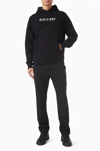 كنزة بغطاء رأس وشعار الماركة قطن