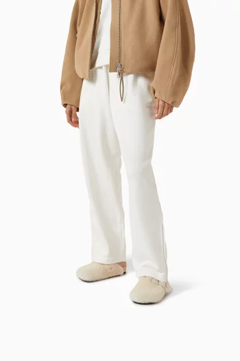 حذاء بوسطن مفتوح من الخلف بإبزيم كبير فرو