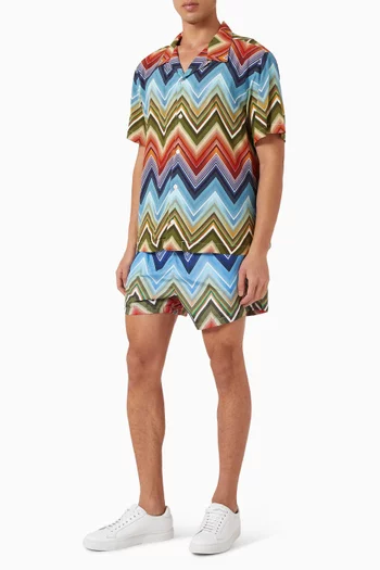 قميص بولينغ بنقشة خطوط متعرجة كبيرة الحجم بتصميم منقط فيسكوز