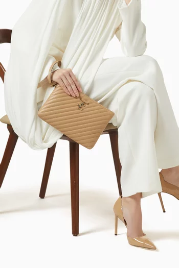 حقيبة اي في ان مقوسة بسحّاب جلد