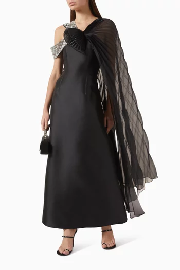 فستان بطيّات ودرابيه مزين بتطريزات