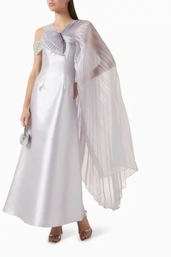 فستان بطيّات ودرابيه مزين بتطريزات