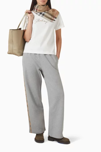 تي شيرت بشعار الماركة بحروف متصلة ونقشة مربعات قطن وجيرسيه