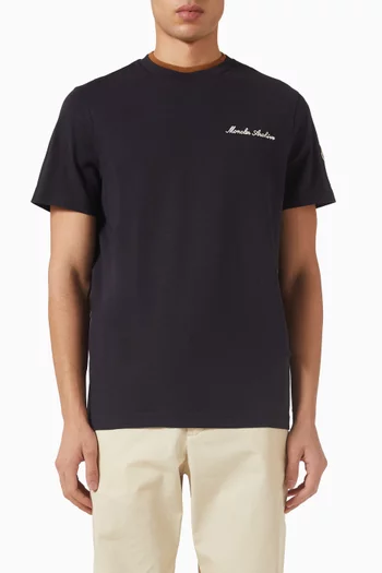 تي شيرت بشعار الماركة قطن