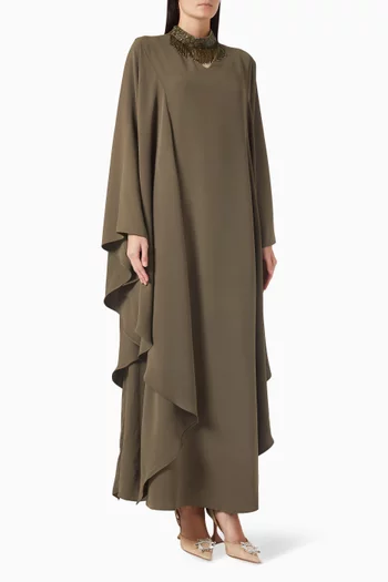 قفطان بشرّابات وتطريزات بالخرز