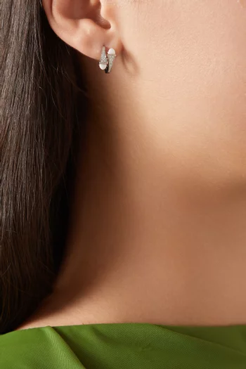 أقراط هاجي كليو مرصعة بعقيق أبيض ذهب أبيض عيار 18‏