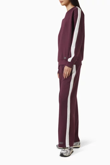 بنطال بقصة ساق مستقيمة وشريط بارز بشعار الماركة وحياكة داخلية 29.5 بوصة