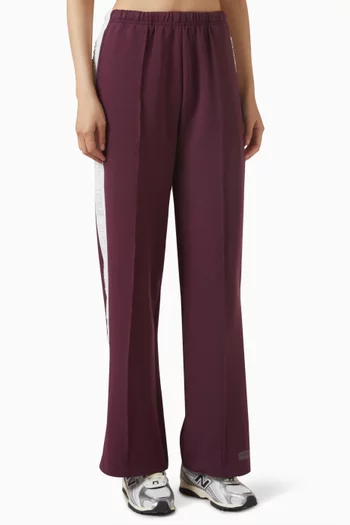 بنطال بقصة ساق مستقيمة وشريط بارز بشعار الماركة وحياكة داخلية 29.5 بوصة