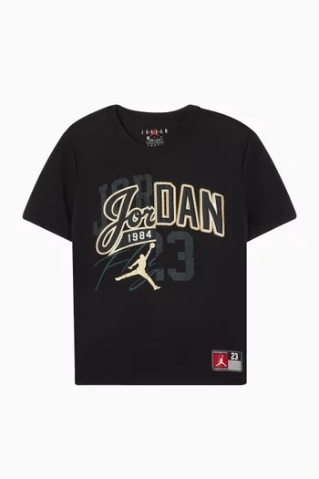 تي شيرت بتصميم جامعي وطبعات مقسومة